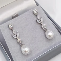 Lace & Favour Abella Tropfenohrringe mit kubischen Zirkonen und Perlen* Geschenke Für Die Braut | Perlen-hochzeitsschmuck