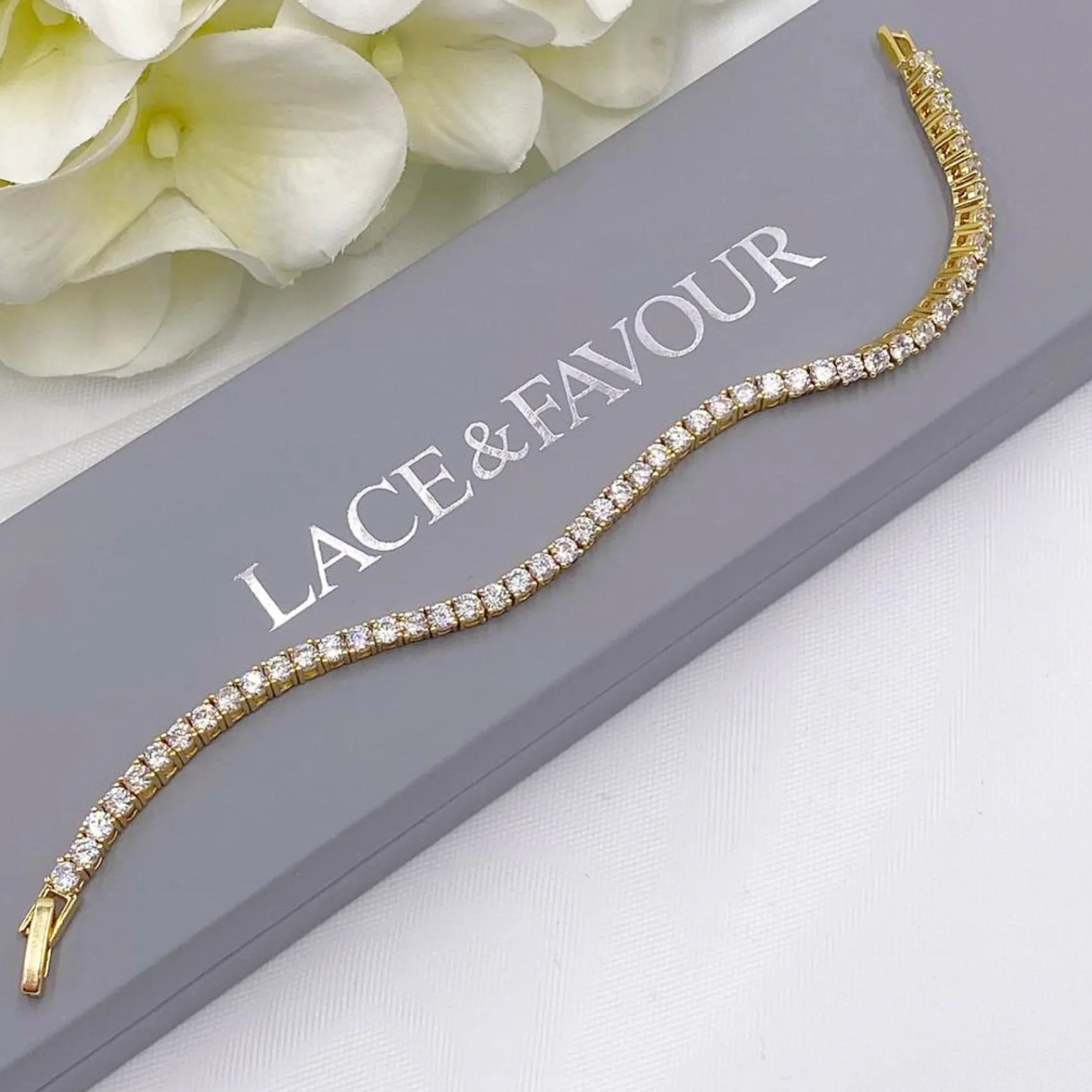 Lace & Favour Alanna Simple Cubic Zirkonia Tennisarmband (Gold)* Goldener Abschlussball-schmuck | Prom Armbänder