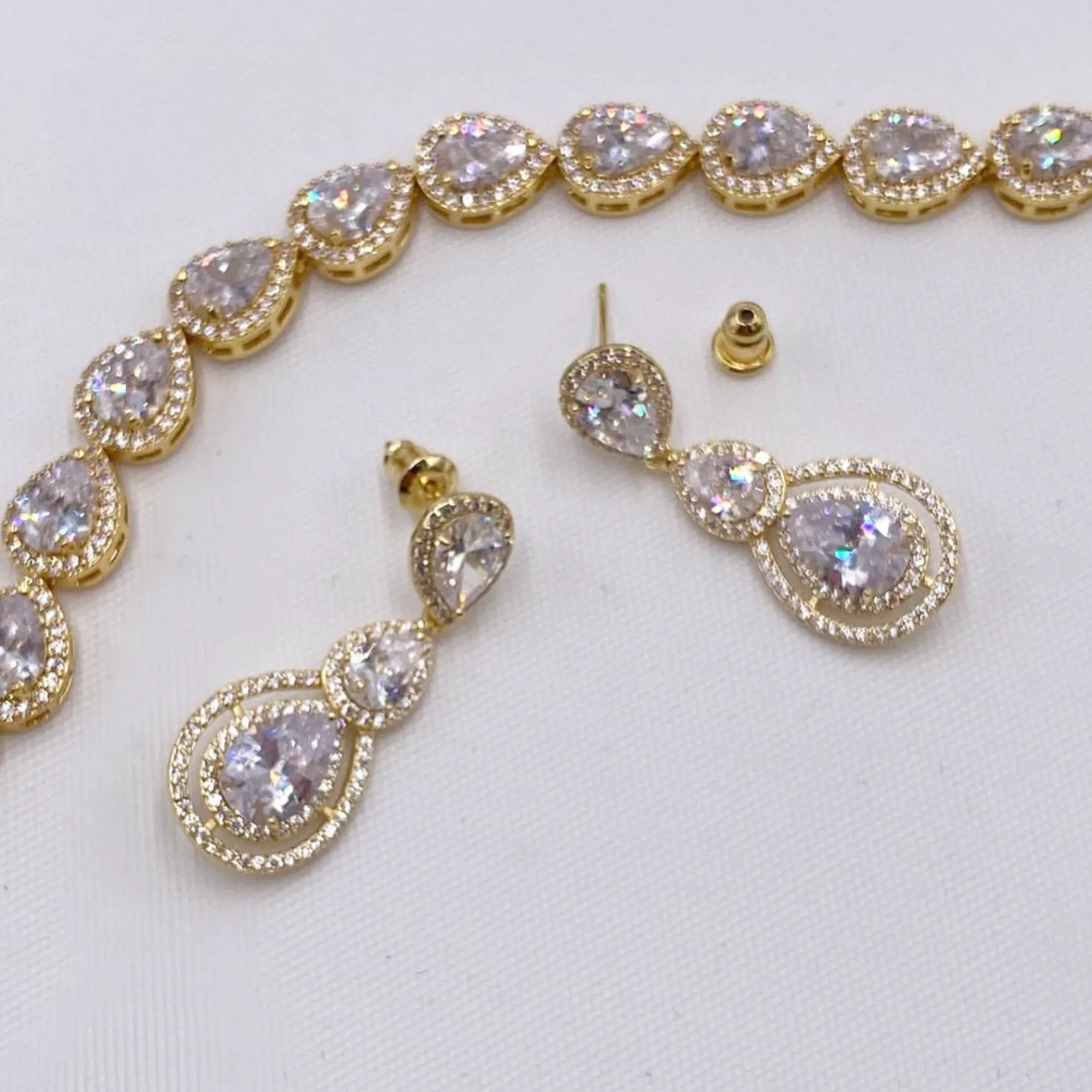 Lace & Favour Alessandra Gold Vintage inspirierte Kristall-Kronleuchter-Ohrringe* Goldener Abschlussball-schmuck | Abschlussball-ohrringe