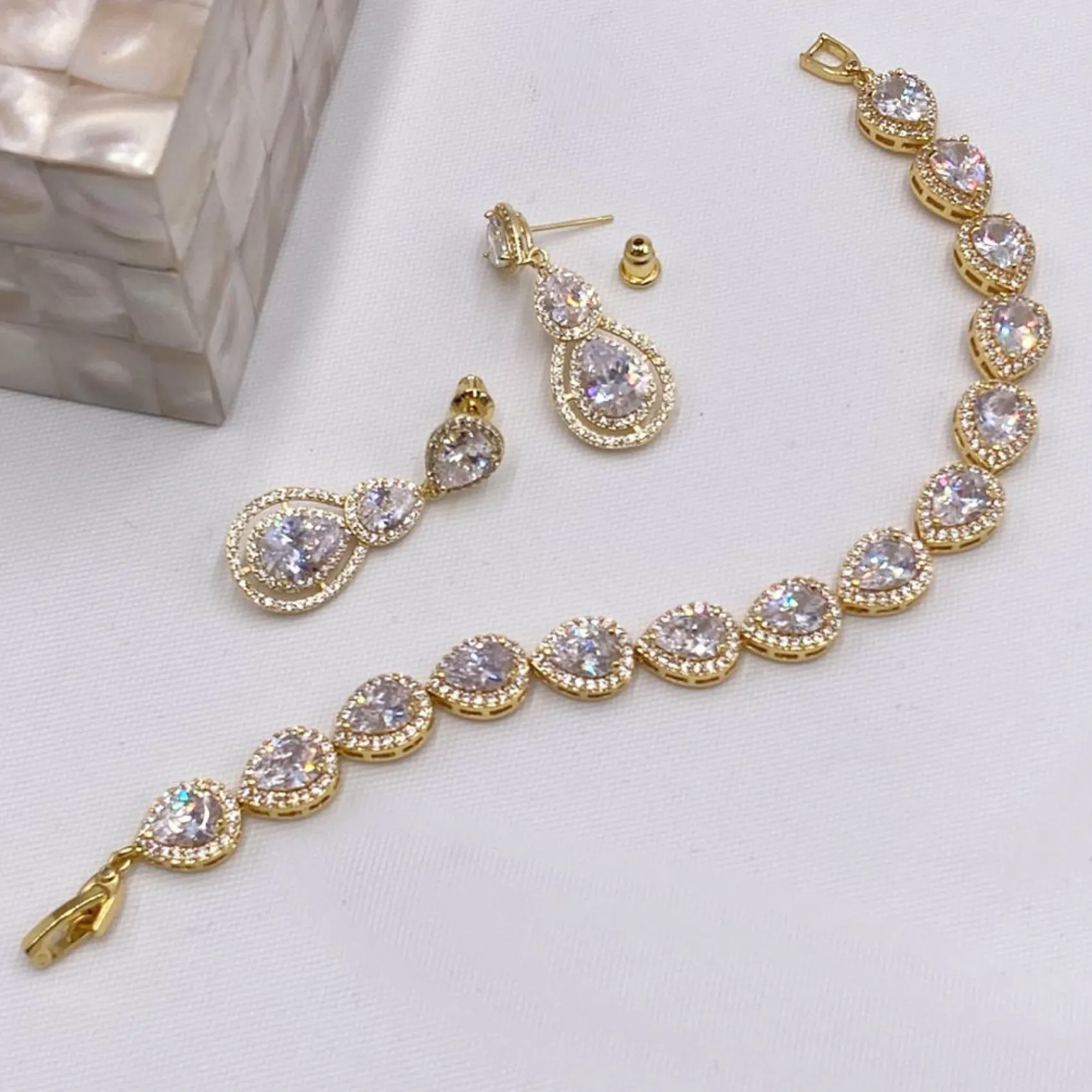 Lace & Favour Alessandra Gold Vintage inspirierte Kristall-Kronleuchter-Ohrringe* Goldener Abschlussball-schmuck | Abschlussball-ohrringe