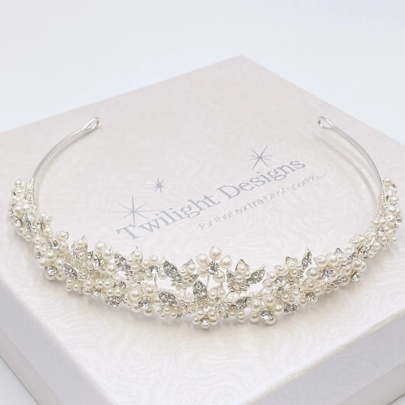 Twilight Designs Alicia Zierliche Blumen Perle und Kristall Braut Tiara* Perlen-haarschmuck | Silberne Haar-accessoires