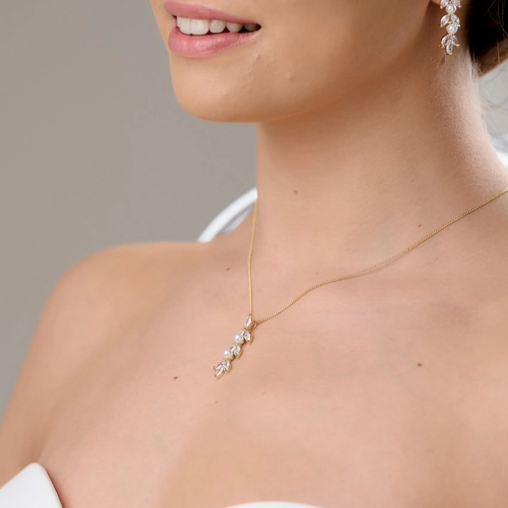 Lace & Favour Amalia Gold Cubic Zirkonia und Perlen Anhänger Halskette* Geschenke Für Die Braut | Perlen-hochzeitsschmuck