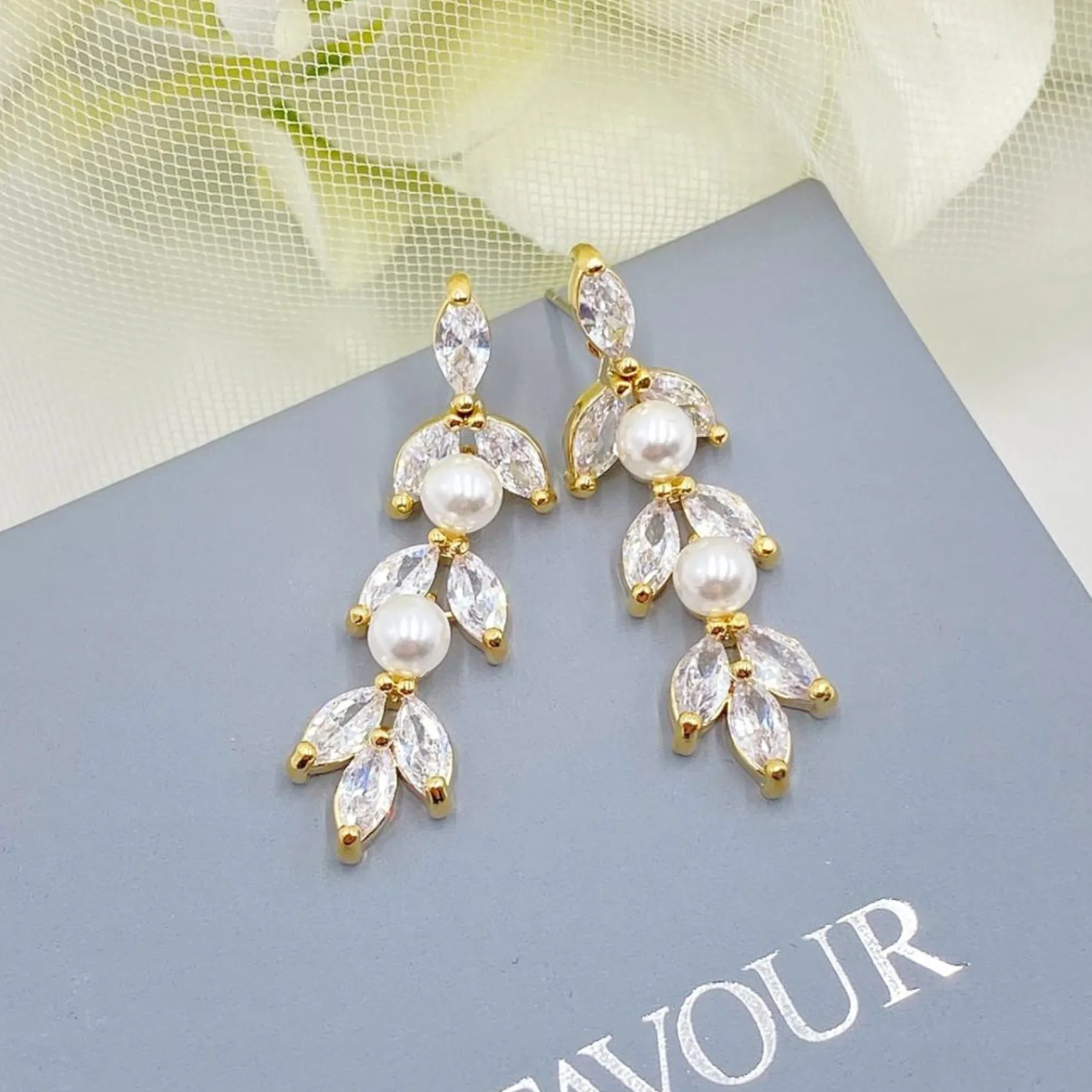 Lace & Favour Amalia Gold Cubic Zirkonia und Perle Tropfen Ohrringe* Geschenke Für Die Braut | Perlen-hochzeitsschmuck