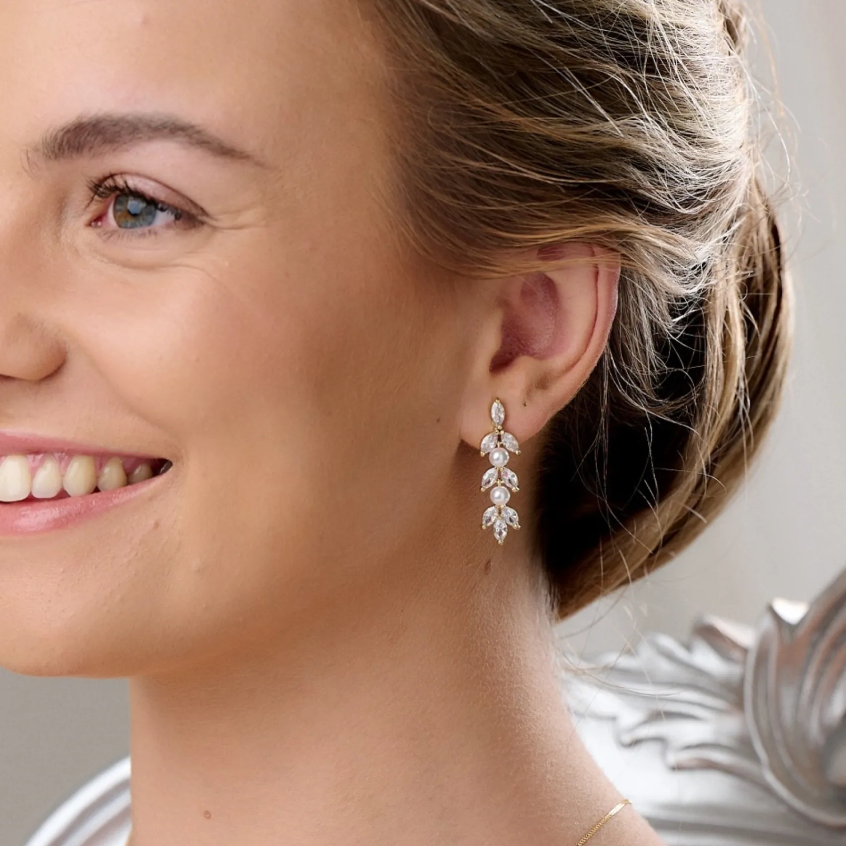 Lace & Favour Amalia Gold Cubic Zirkonia und Perle Tropfen Ohrringe* Geschenke Für Die Braut | Perlen-hochzeitsschmuck