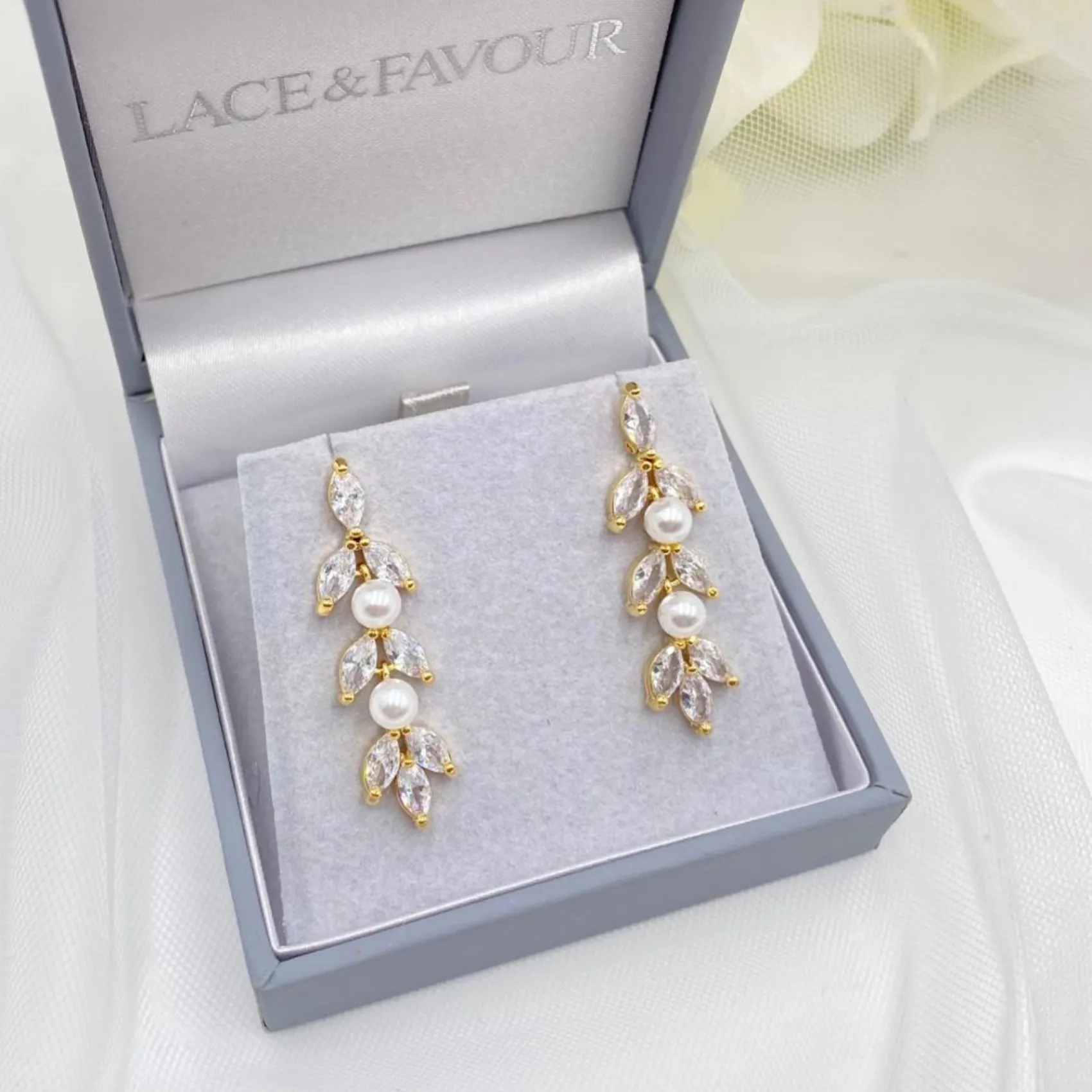 Lace & Favour Amalia Gold Cubic Zirkonia und Perle Tropfen Ohrringe* Geschenke Für Die Braut | Perlen-hochzeitsschmuck