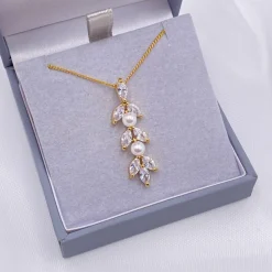 Lace & Favour Amalia Gold Cubic Zirkonia und Perlen Anhänger Halskette* Geschenke Für Die Braut | Perlen-hochzeitsschmuck
