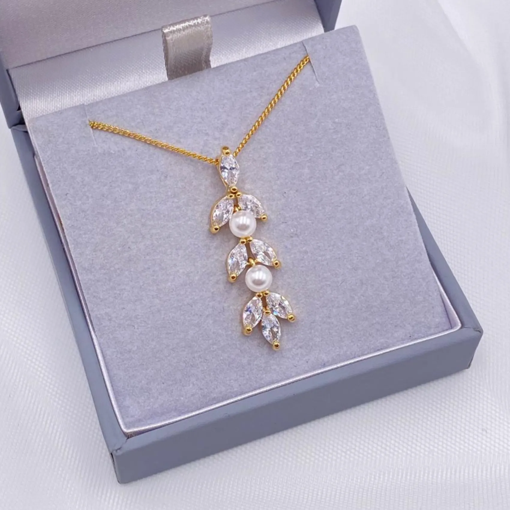 Lace & Favour Amalia Gold Cubic Zirkonia und Perlen Anhänger Halskette* Geschenke Für Die Braut | Perlen-hochzeitsschmuck