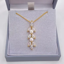 Lace & Favour Amalia Gold Cubic Zirkonia und Perlen Anhänger Halskette* Geschenke Für Die Braut | Perlen-hochzeitsschmuck