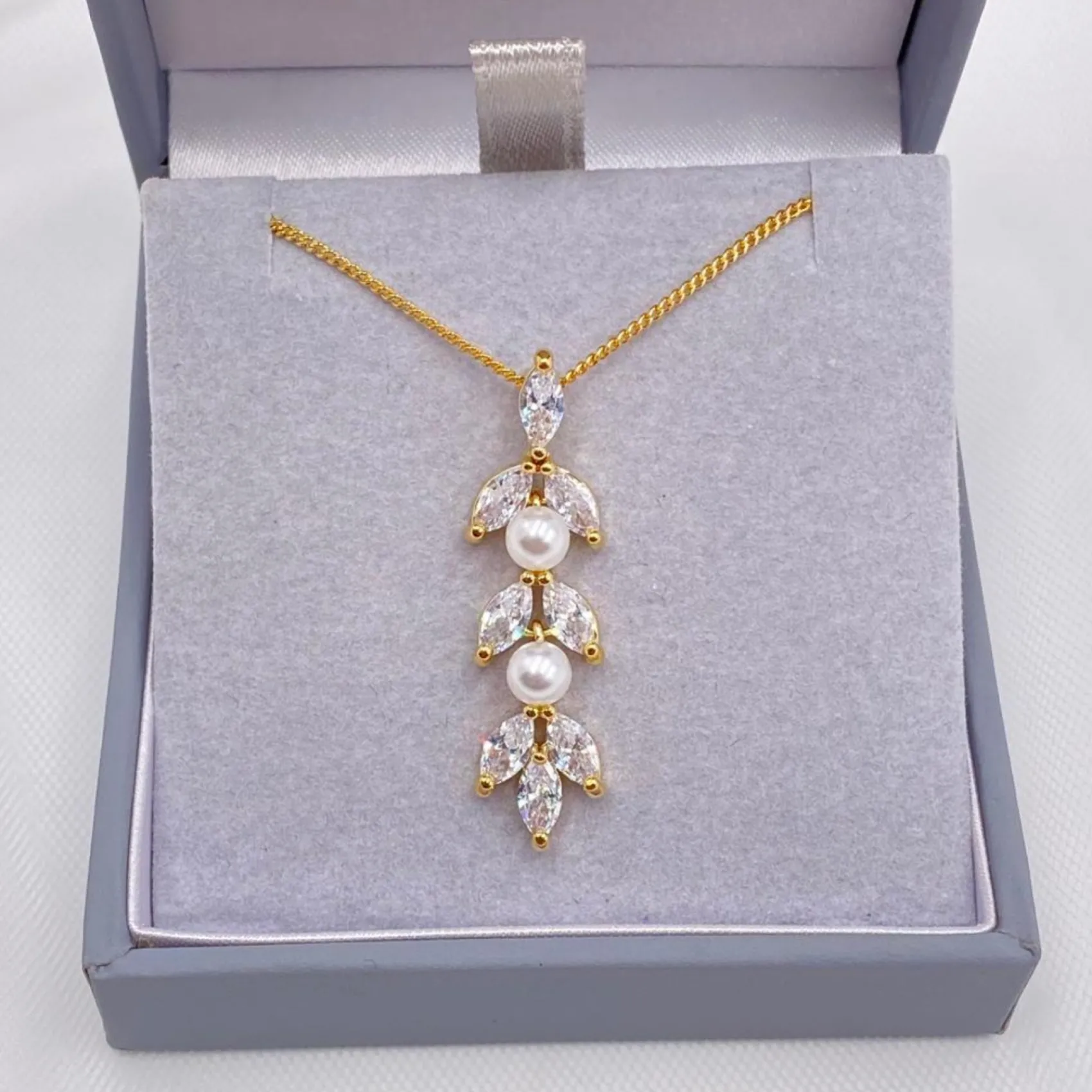Lace & Favour Amalia Gold Cubic Zirkonia und Perlen Anhänger Halskette* Geschenke Für Die Braut | Perlen-hochzeitsschmuck