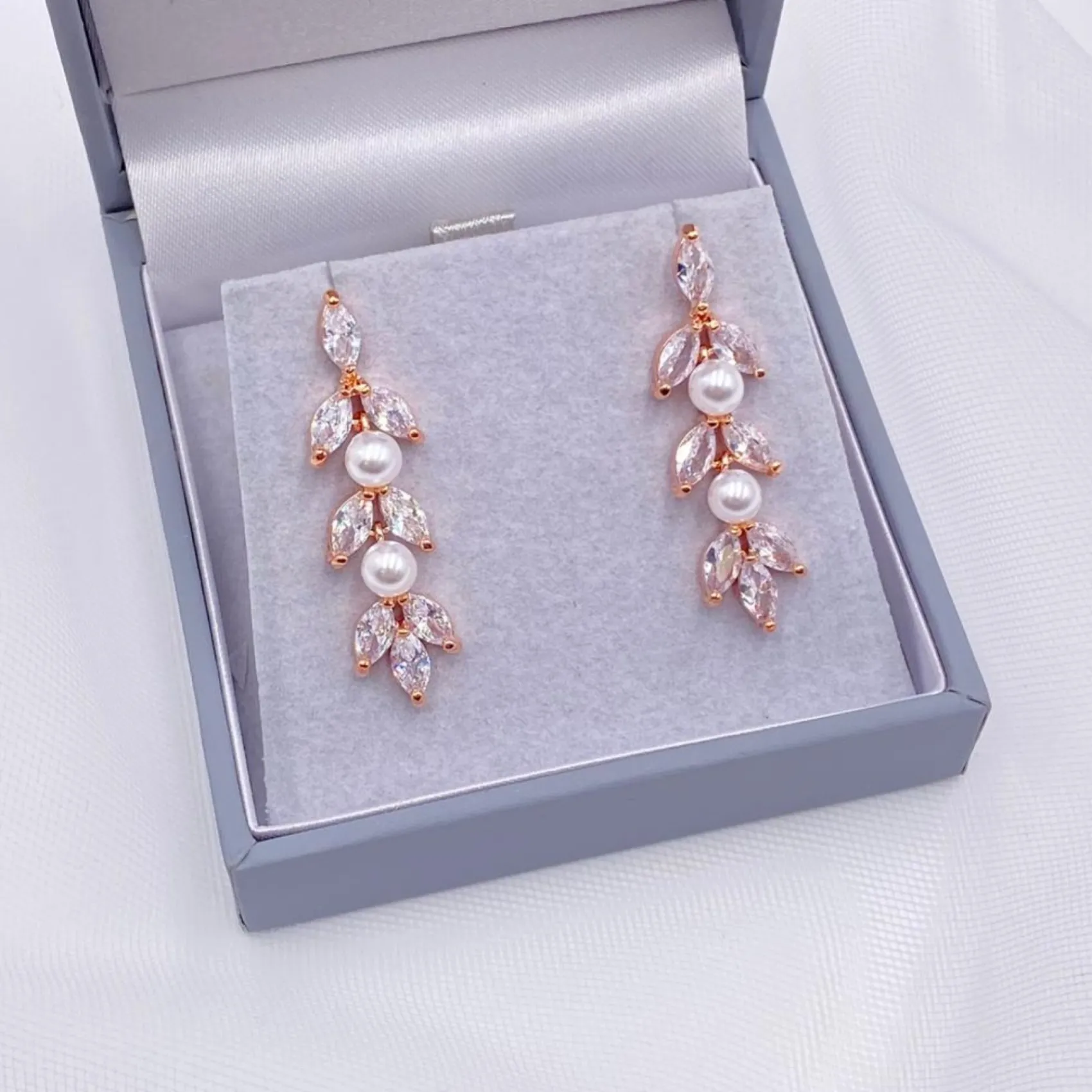 Lace & Favour Amalia Rose Gold Cubic Zirkonia und Perle Tropfen Ohrringe* Geschenke Für Brautjungfern | Geschenke Für Die Braut