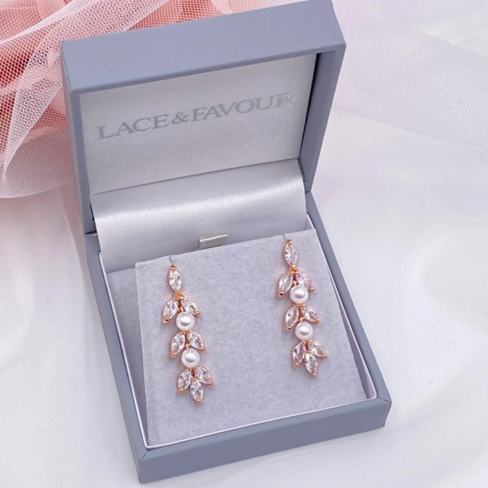 Lace & Favour Amalia Rose Gold Cubic Zirkonia und Perle Tropfen Ohrringe* Geschenke Für Brautjungfern | Geschenke Für Die Braut