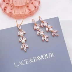 Lace & Favour Amalia Rose Gold kubischer Zirkon und Perle Brautschmuck Set* Geschenke Für Die Braut | Perlen-hochzeitsschmuck