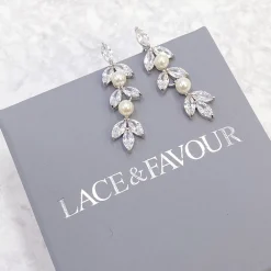 Lace & Favour Amalia Silber Cubic Zirkonia und Perle Tropfen Ohrringe* Geschenke Für Die Braut | Perlen-hochzeitsschmuck