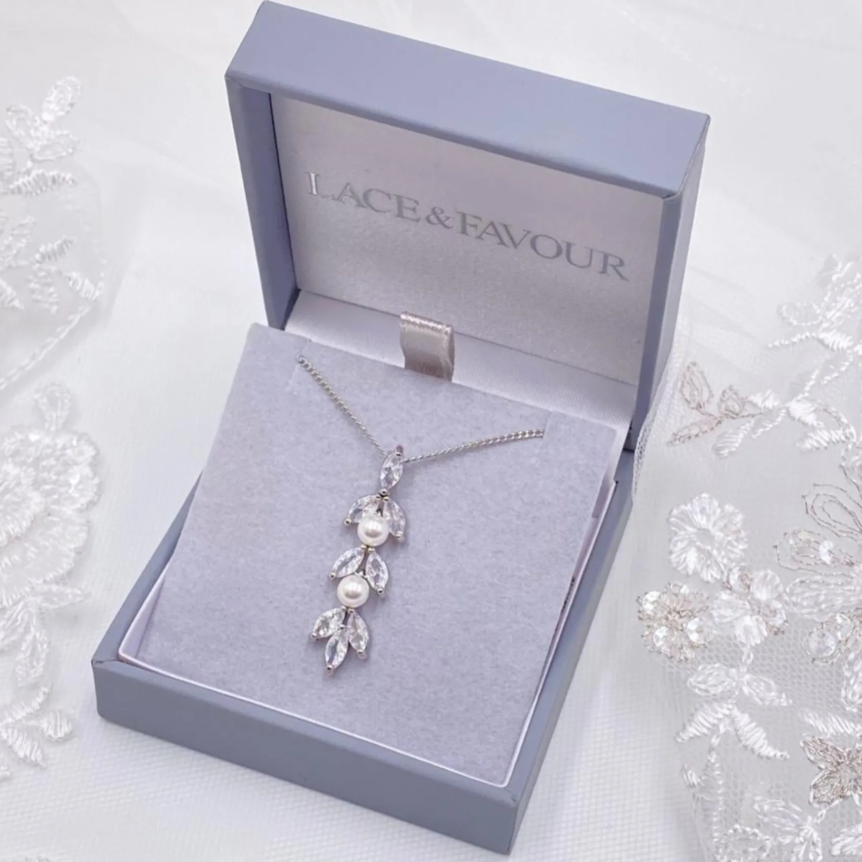 Lace & Favour Amalia Silber Cubic Zirkonia und Perle Anhänger Halskette* Geschenke Für Die Braut | Perlen-hochzeitsschmuck