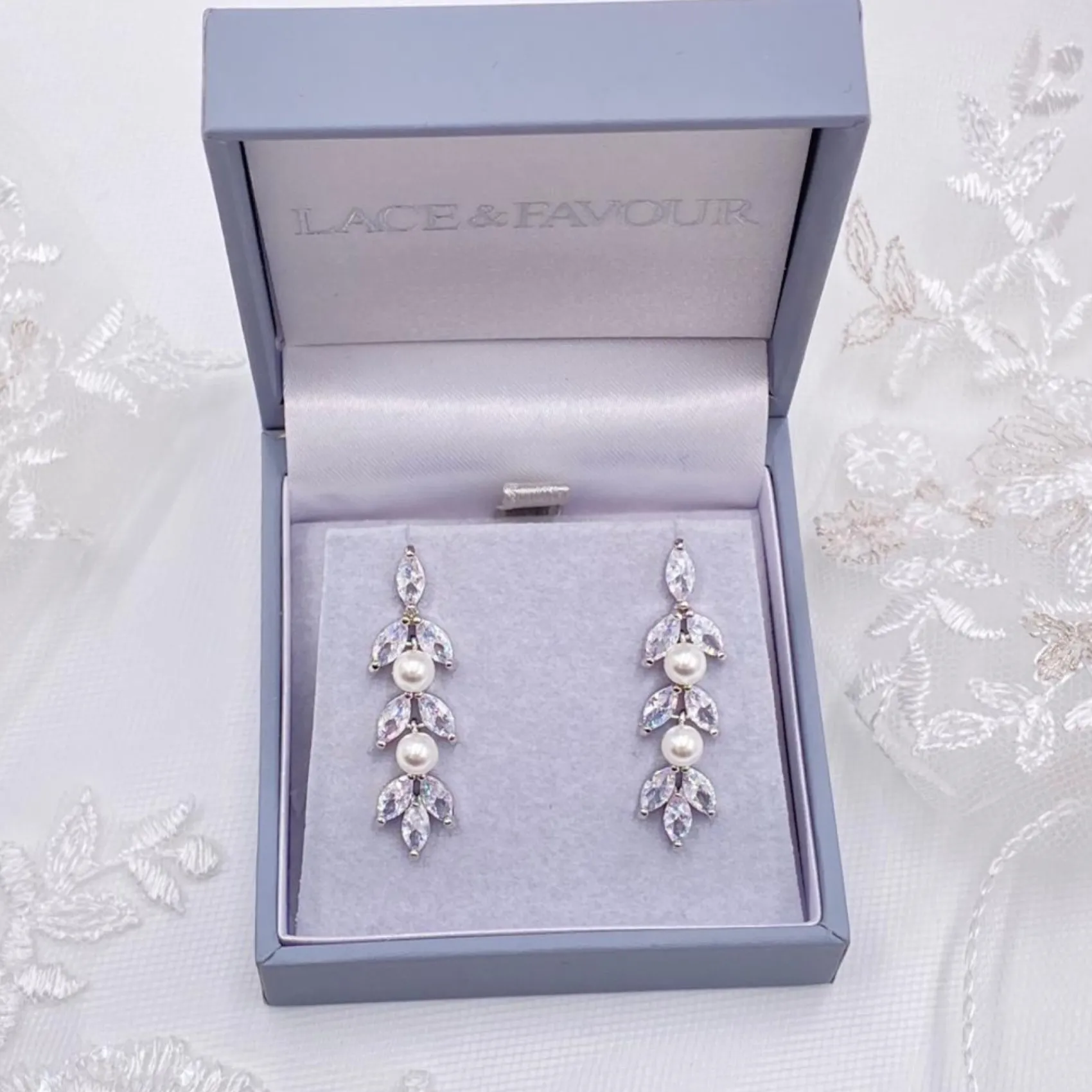 Lace & Favour Amalia Silber Cubic Zirkonia und Perle Tropfen Ohrringe* Geschenke Für Die Braut | Perlen-hochzeitsschmuck