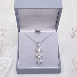 Lace & Favour Amalia Silber Cubic Zirkonia und Perle Anhänger Halskette* Geschenke Für Die Braut | Perlen-hochzeitsschmuck