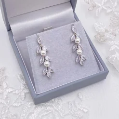 Lace & Favour Amalia Silber Cubic Zirkonia und Perle Tropfen Ohrringe* Geschenke Für Die Braut | Perlen-hochzeitsschmuck