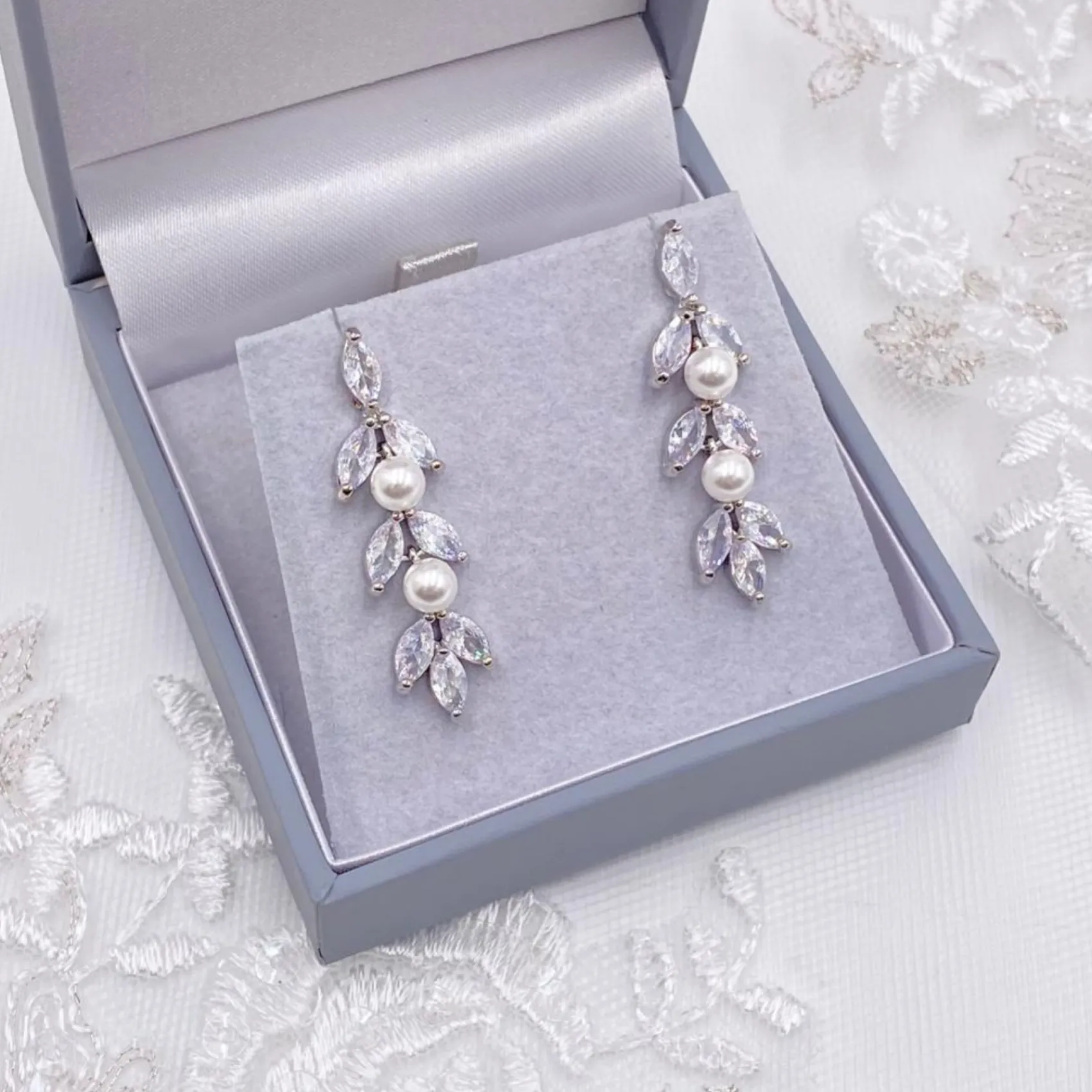 Lace & Favour Amalia Silber Cubic Zirkonia und Perle Tropfen Ohrringe* Geschenke Für Die Braut | Perlen-hochzeitsschmuck