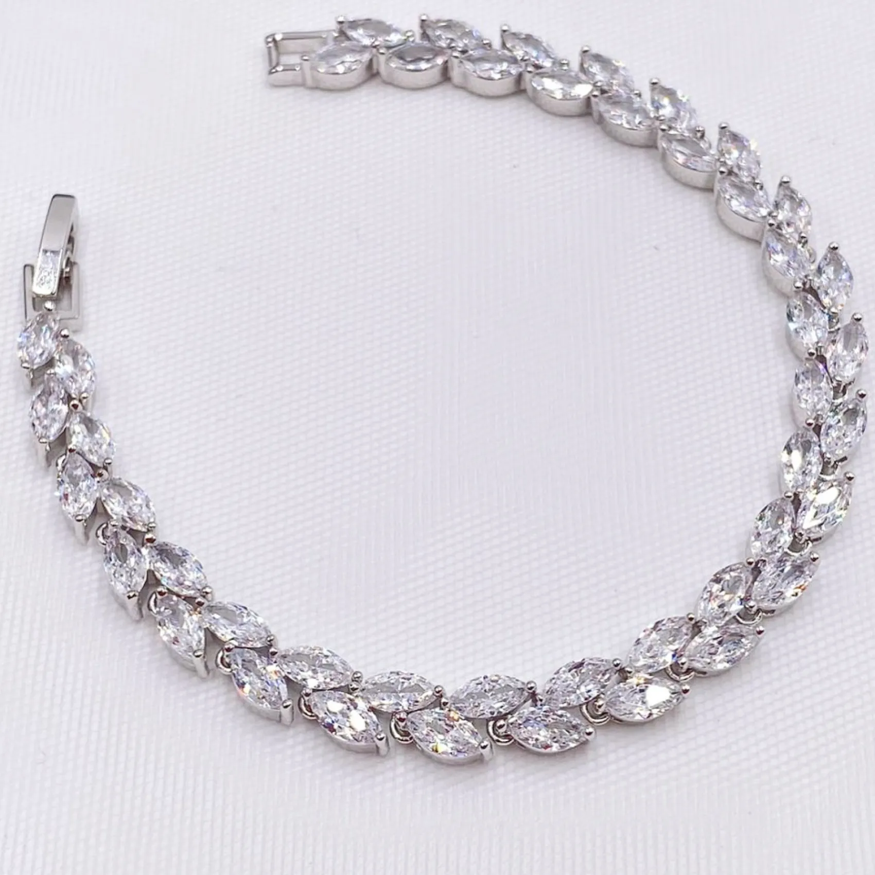 Lace & Favour Amara Silber Crystal Vine of Leaves Armbänder* Silberner Abschlussball-schmuck | Prom Armbänder