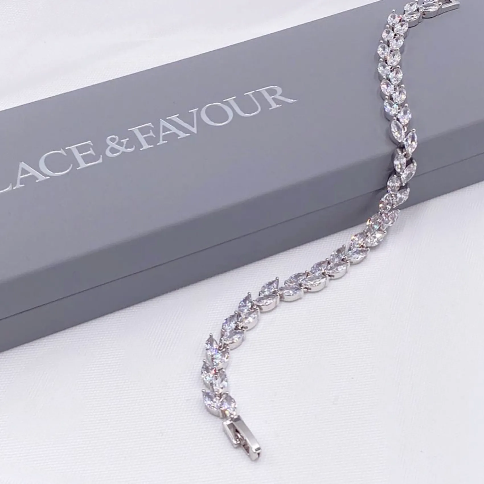 Lace & Favour Amara Silber Crystal Vine of Leaves Armbänder* Silberner Abschlussball-schmuck | Prom Armbänder
