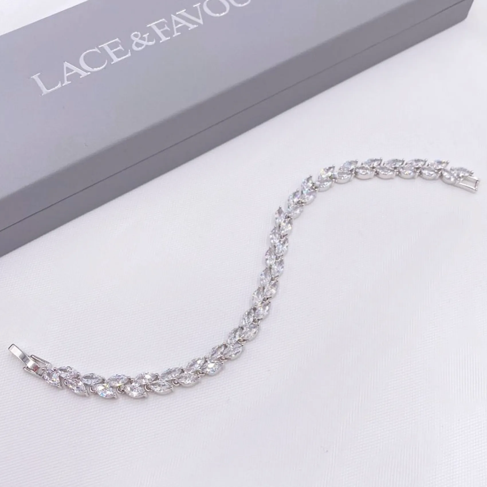 Lace & Favour Amara Silber Crystal Vine of Leaves Armbänder* Silberner Abschlussball-schmuck | Prom Armbänder