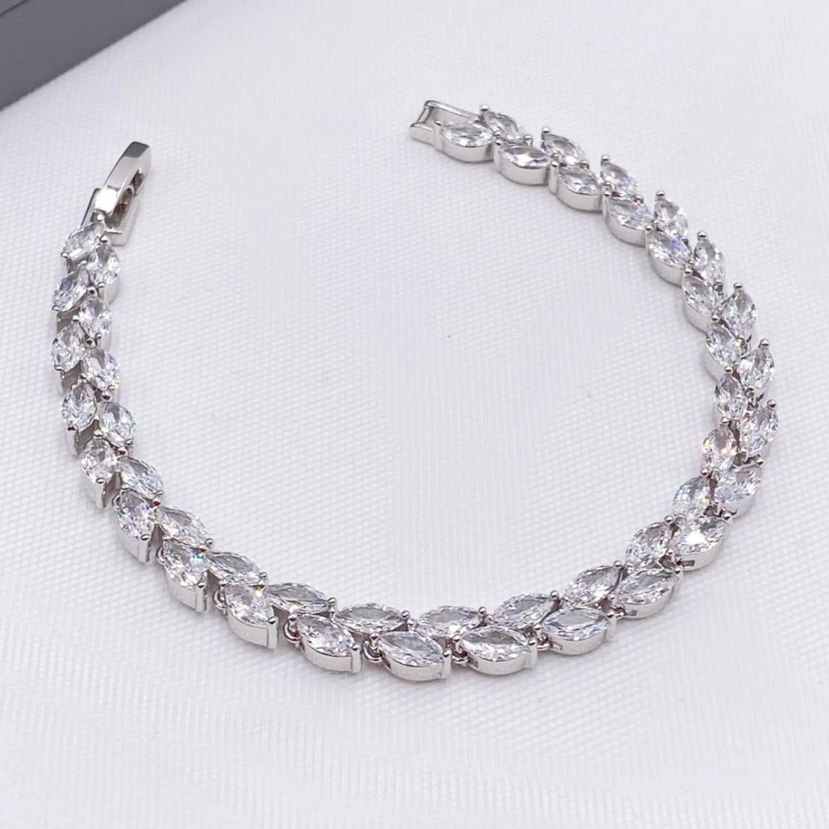 Lace & Favour Amara Silber Crystal Vine of Leaves Armbänder* Silberner Abschlussball-schmuck | Prom Armbänder