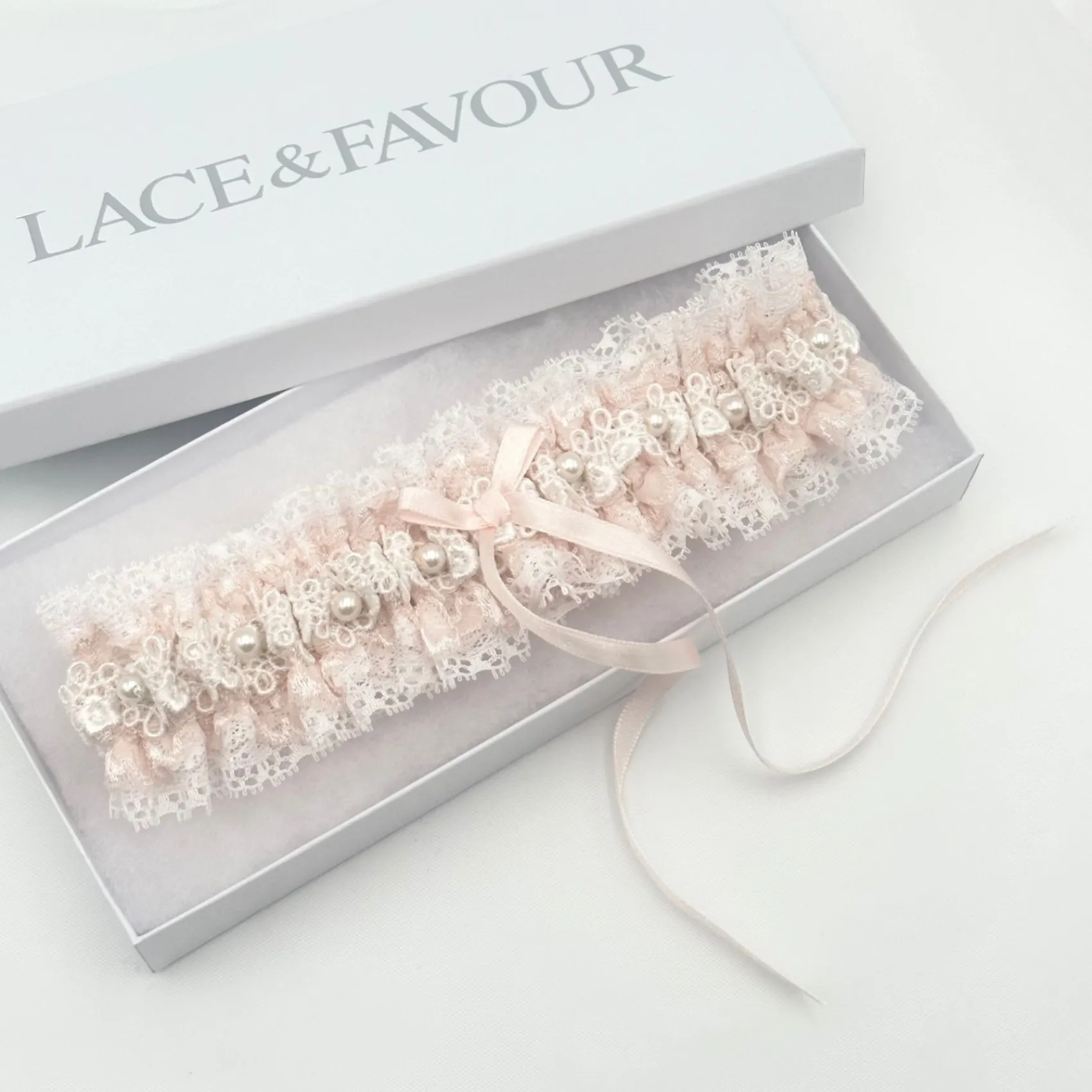 Boudoir Couture Amor Blassrosa Spitze Hochzeit Strumpfband mit Perle Detail* Geschenke Für Die Braut | Strumpfbänder Für Bräute