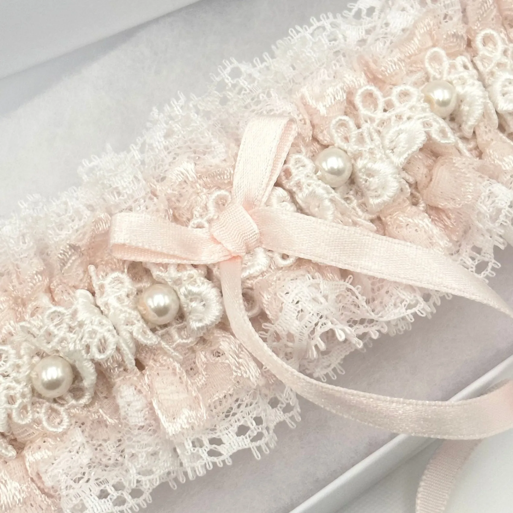 Boudoir Couture Amor Blassrosa Spitze Hochzeit Strumpfband mit Perle Detail* Geschenke Für Die Braut | Strumpfbänder Für Bräute