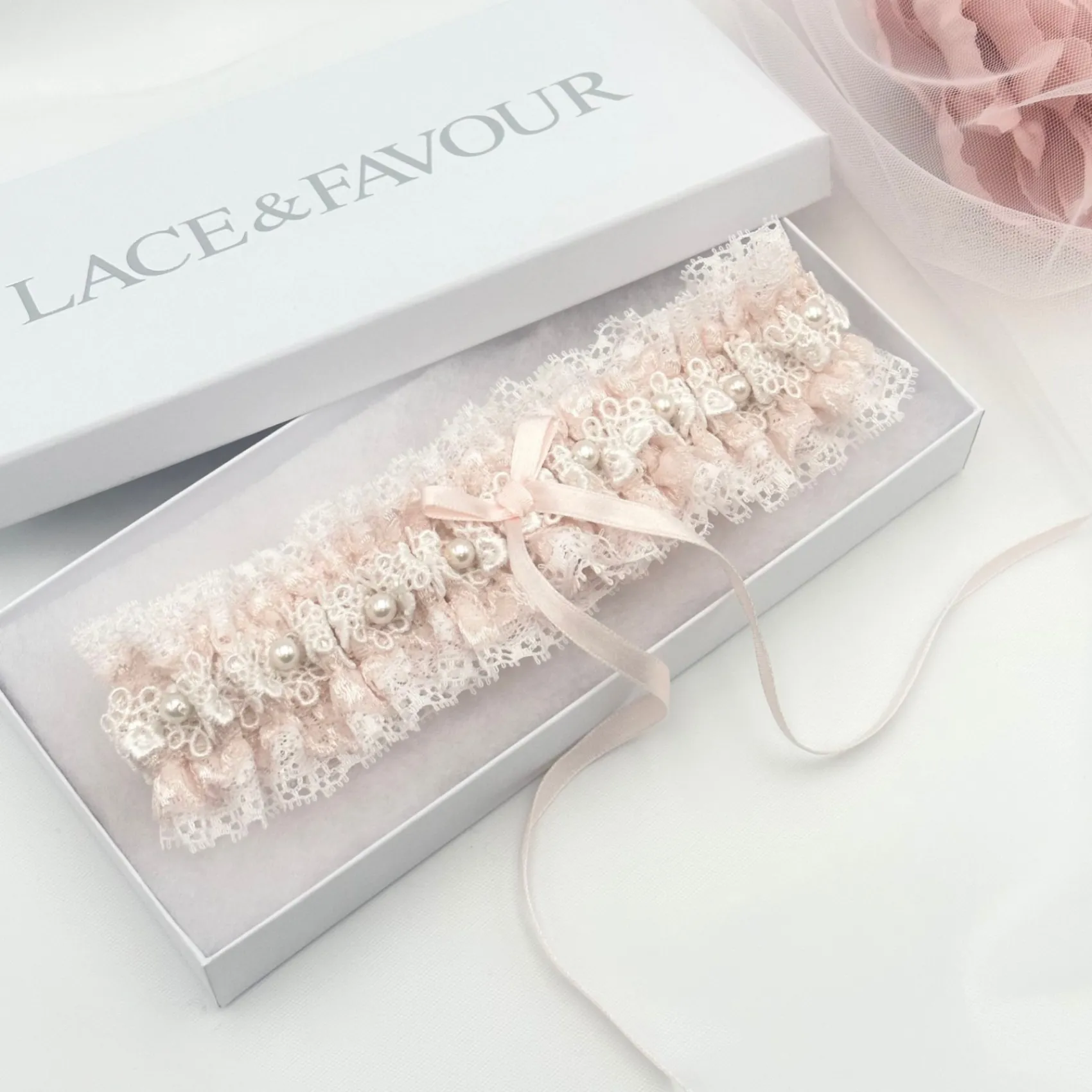 Boudoir Couture Amor Blassrosa Spitze Hochzeit Strumpfband mit Perle Detail* Geschenke Für Die Braut | Strumpfbänder Für Bräute