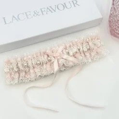 Boudoir Couture Amor Blassrosa Spitze Hochzeit Strumpfband mit Perle Detail* Geschenke Für Die Braut | Strumpfbänder Für Bräute