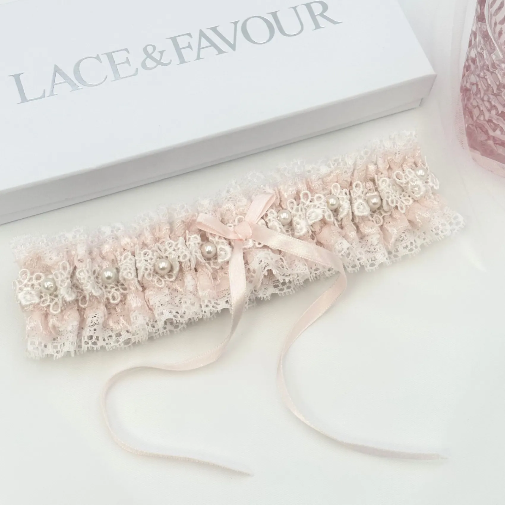 Boudoir Couture Amor Blassrosa Spitze Hochzeit Strumpfband mit Perle Detail* Geschenke Für Die Braut | Strumpfbänder Für Bräute