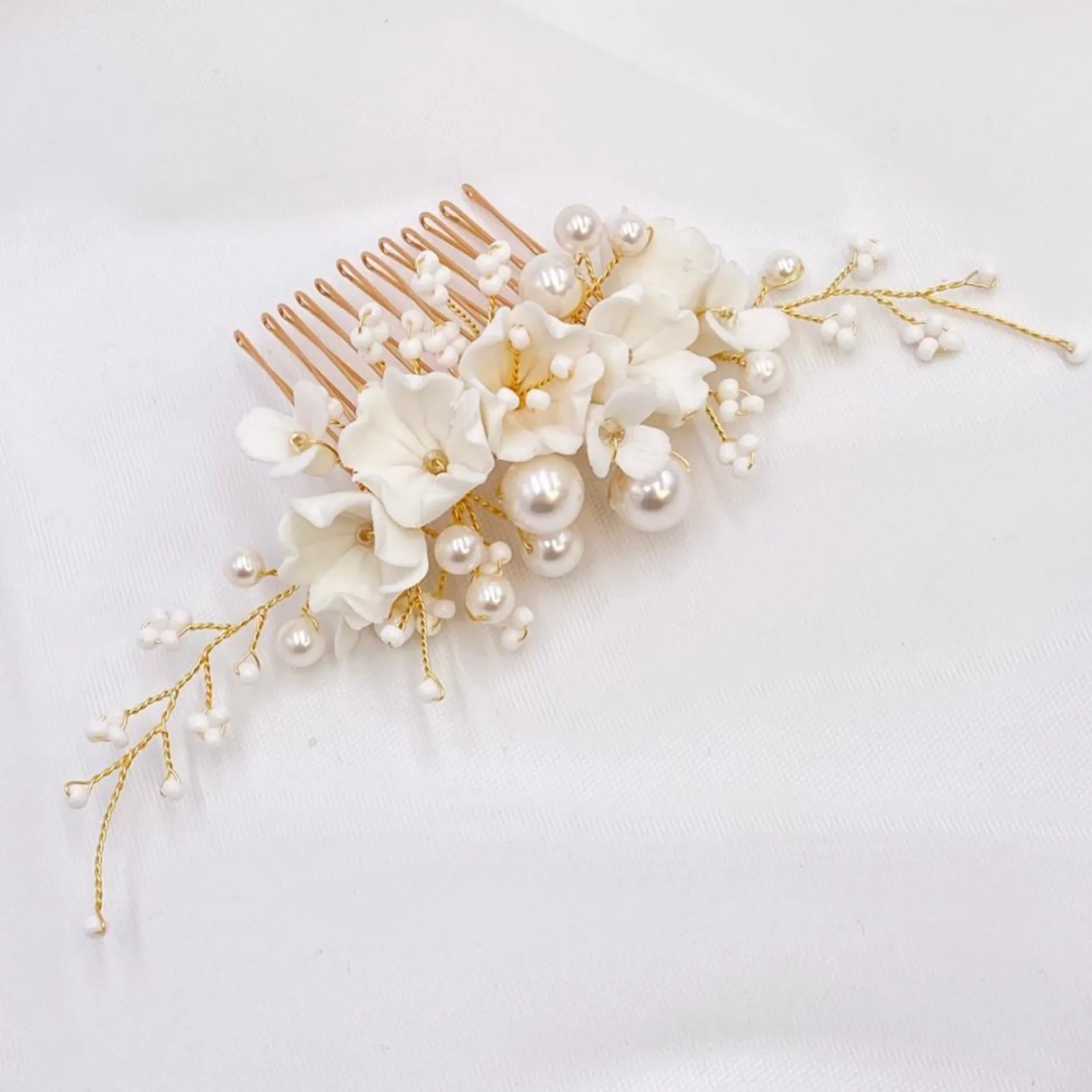 Lace & Favour Anemone Elfenbein Porzellan Blumen und Perle Hochzeit Haarkamm (Gold)* Perlen-haarschmuck | Gold-haar-accessoires
