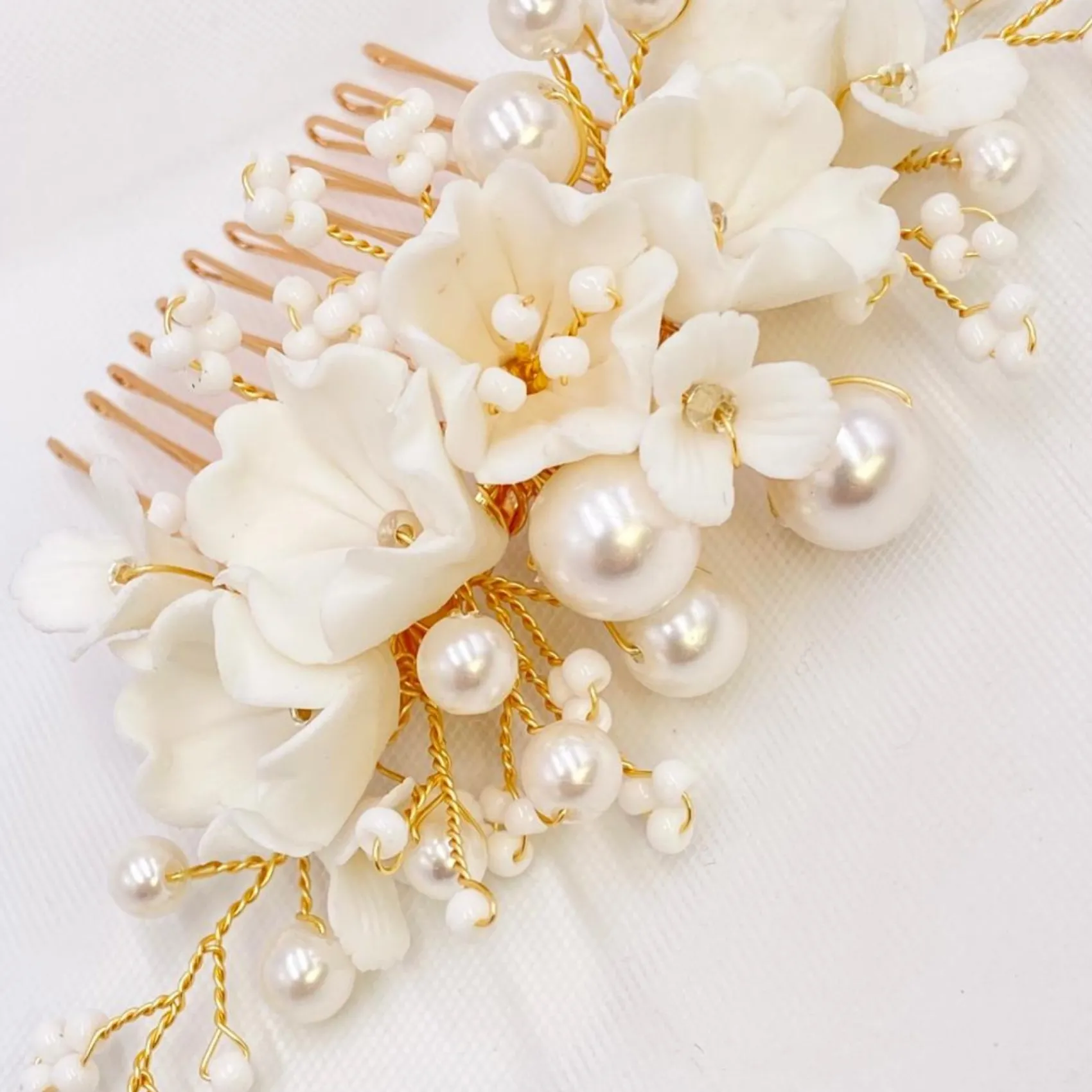 Lace & Favour Anemone Elfenbein Porzellan Blumen und Perle Hochzeit Haarkamm (Gold)* Perlen-haarschmuck | Gold-haar-accessoires