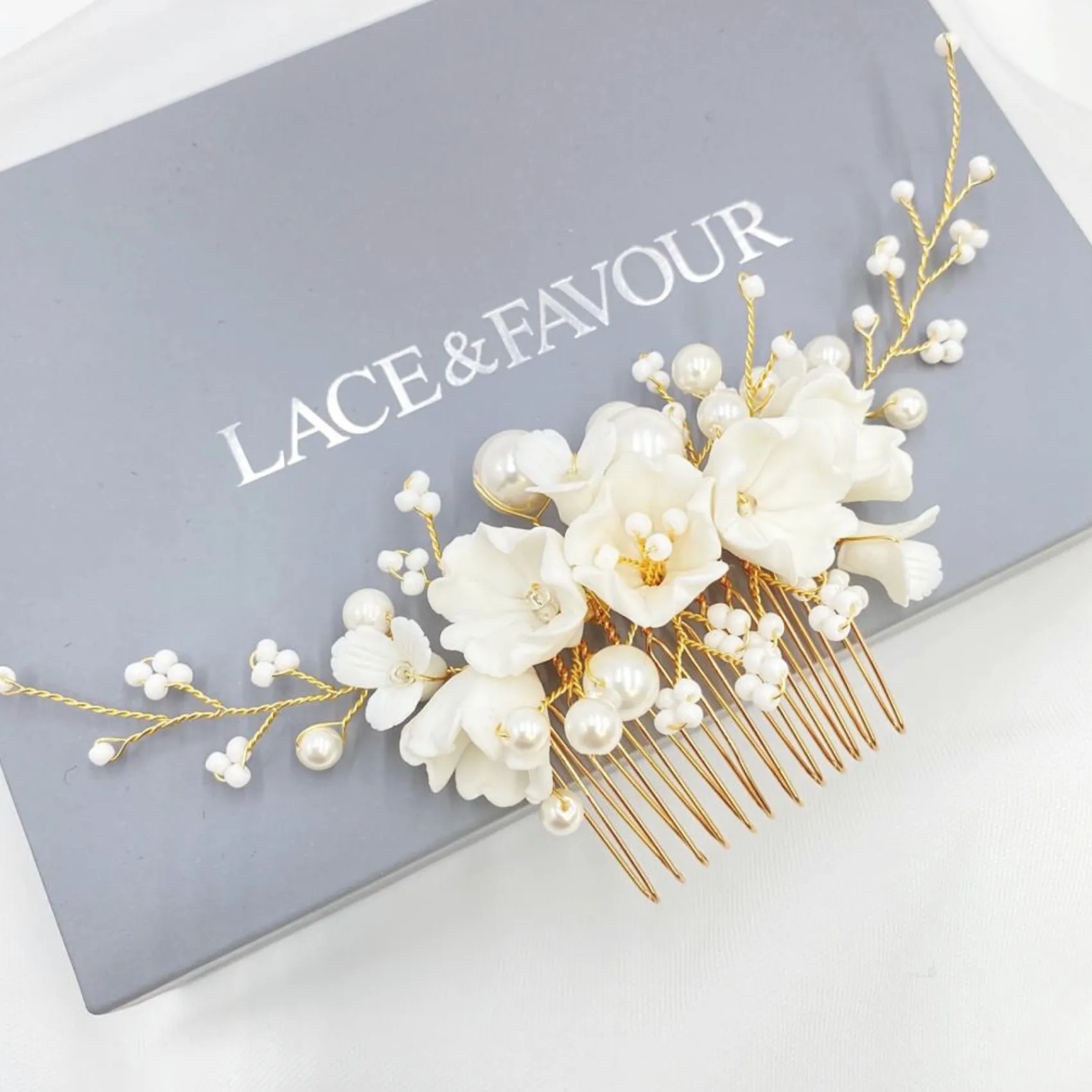 Lace & Favour Anemone Elfenbein Porzellan Blumen und Perle Hochzeit Haarkamm (Gold)* Perlen-haarschmuck | Gold-haar-accessoires