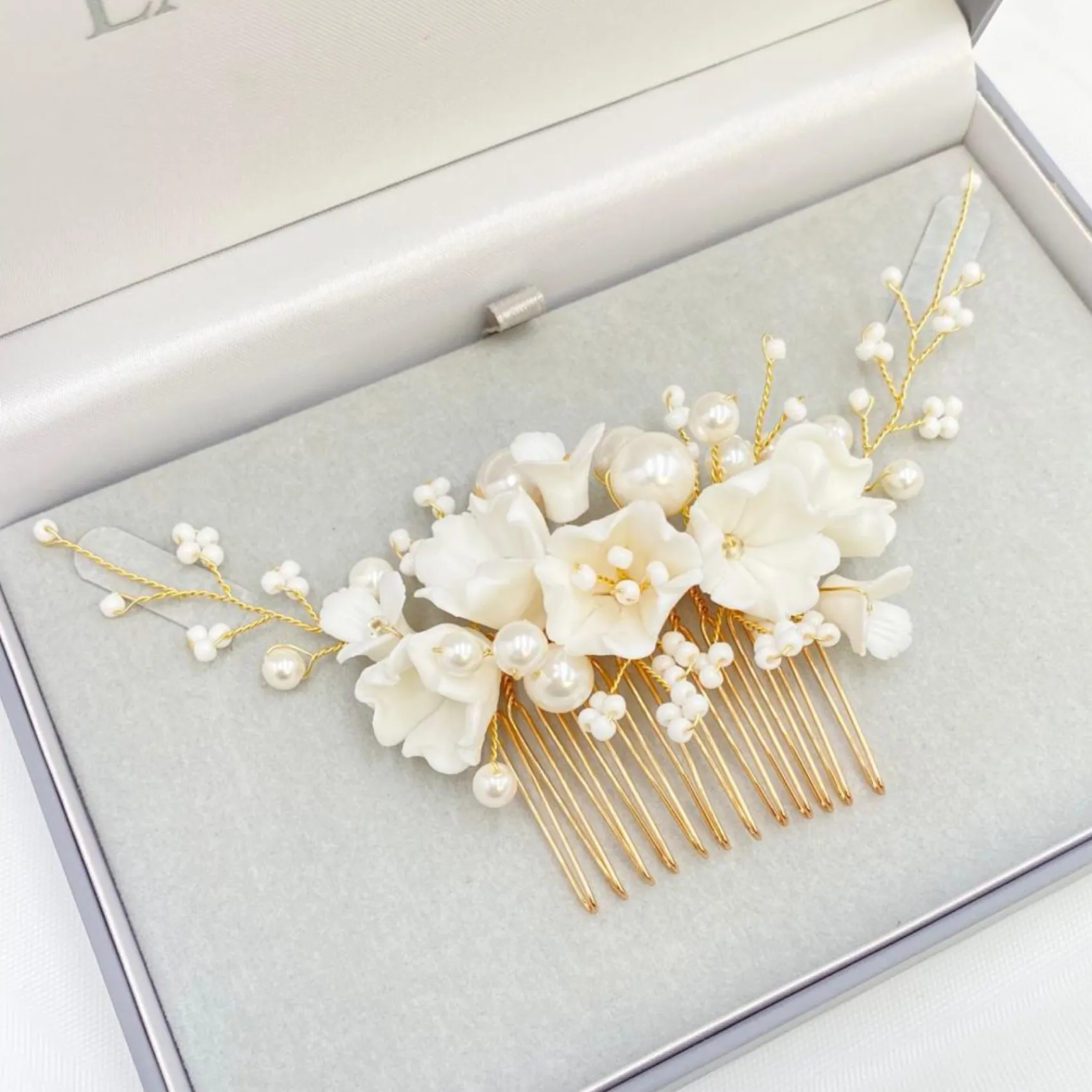 Lace & Favour Anemone Elfenbein Porzellan Blumen und Perle Hochzeit Haarkamm (Gold)* Perlen-haarschmuck | Gold-haar-accessoires