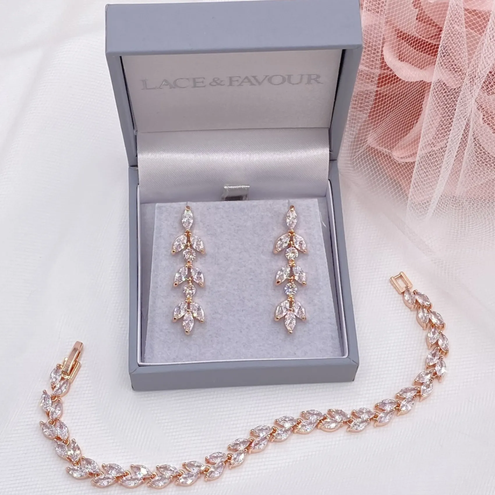 Lace & Favour Aria Rose Gold Cubic Zirkonia Tropfenohrringe* Geschenke Für Brautjungfern | Kristall-hochzeitsschmuck