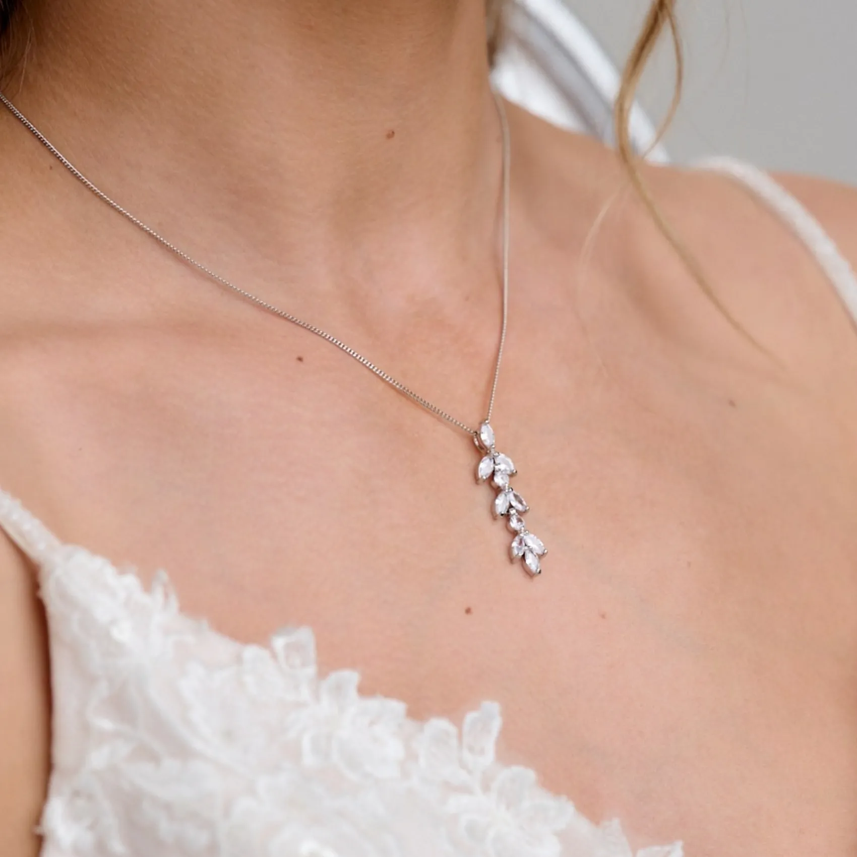 Lace & Favour Aria Silber Cubic Zirkonia Anhänger Halskette* Silberner Abschlussball-schmuck | Abschlussball-halsketten