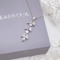 Lace & Favour Aria Silber Cubic Zirkonia Anhänger Halskette* Silberner Abschlussball-schmuck | Abschlussball-halsketten