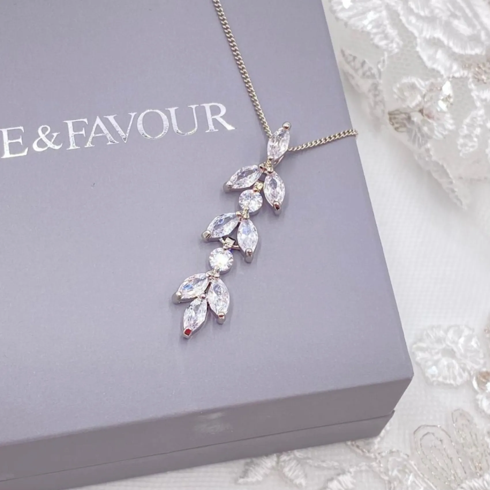 Lace & Favour Aria Silber Cubic Zirkonia Anhänger Halskette* Silberner Abschlussball-schmuck | Abschlussball-halsketten