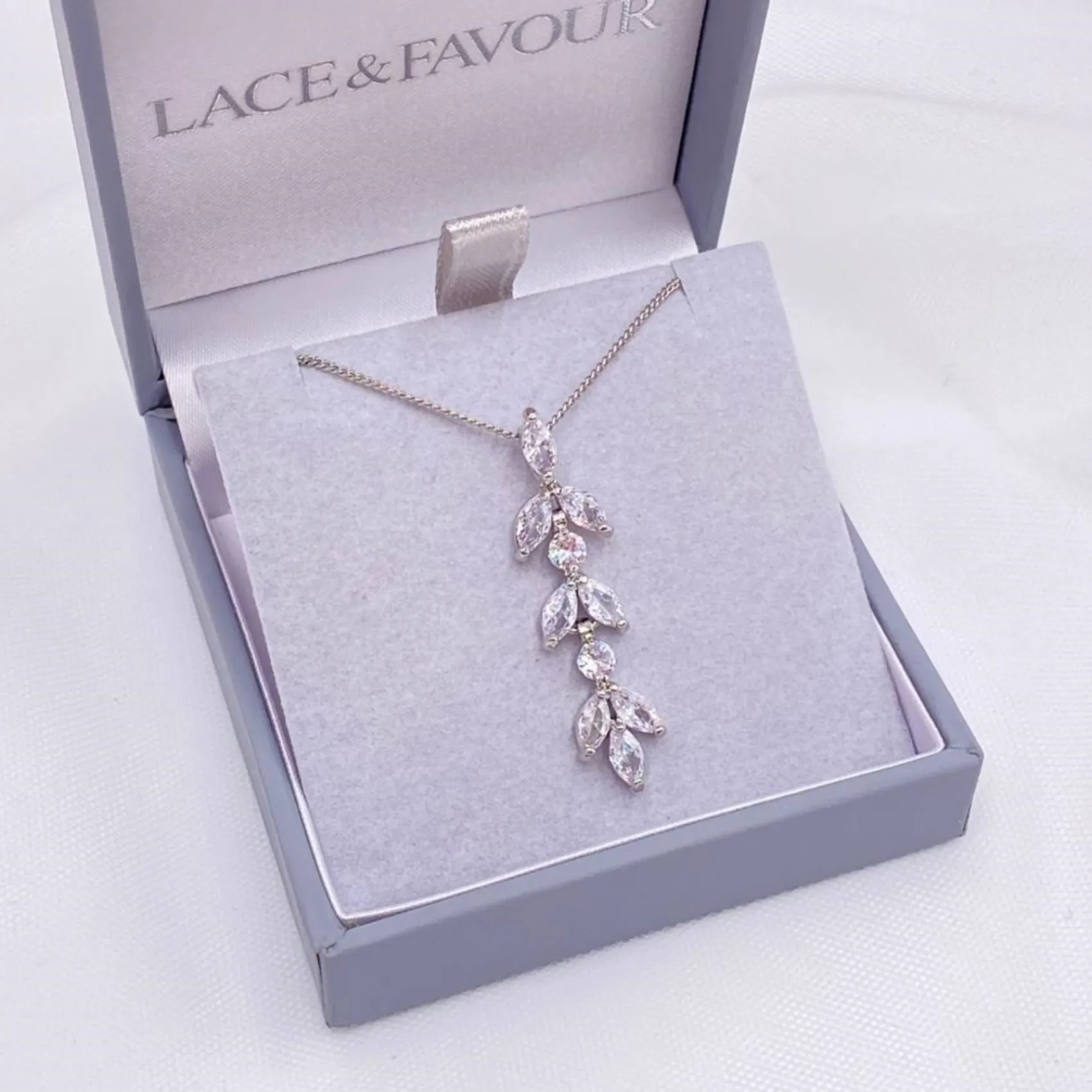 Lace & Favour Aria Silber Cubic Zirkonia Anhänger Halskette* Silberner Abschlussball-schmuck | Abschlussball-halsketten