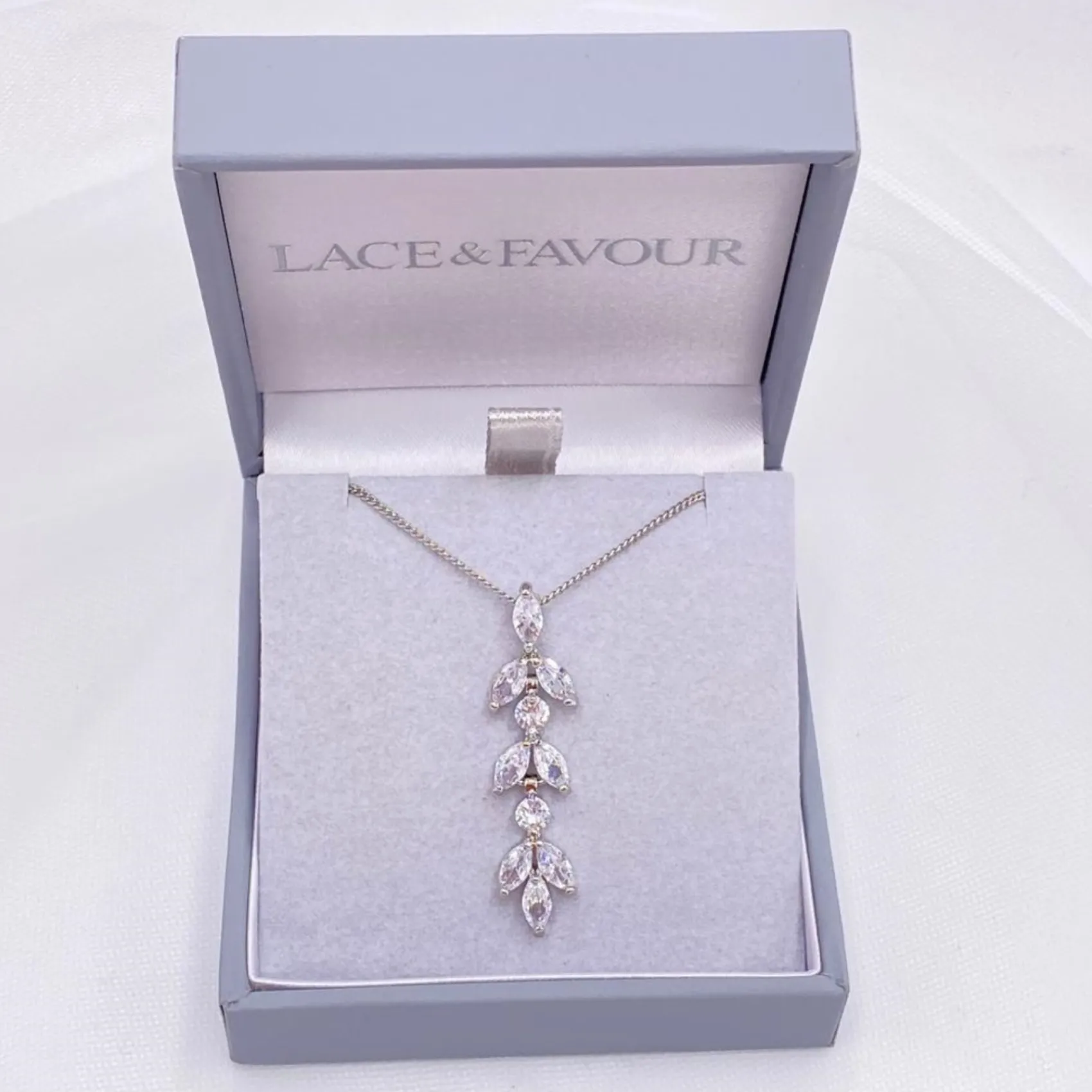 Lace & Favour Aria Silber Cubic Zirkonia Anhänger Halskette* Silberner Abschlussball-schmuck | Abschlussball-halsketten