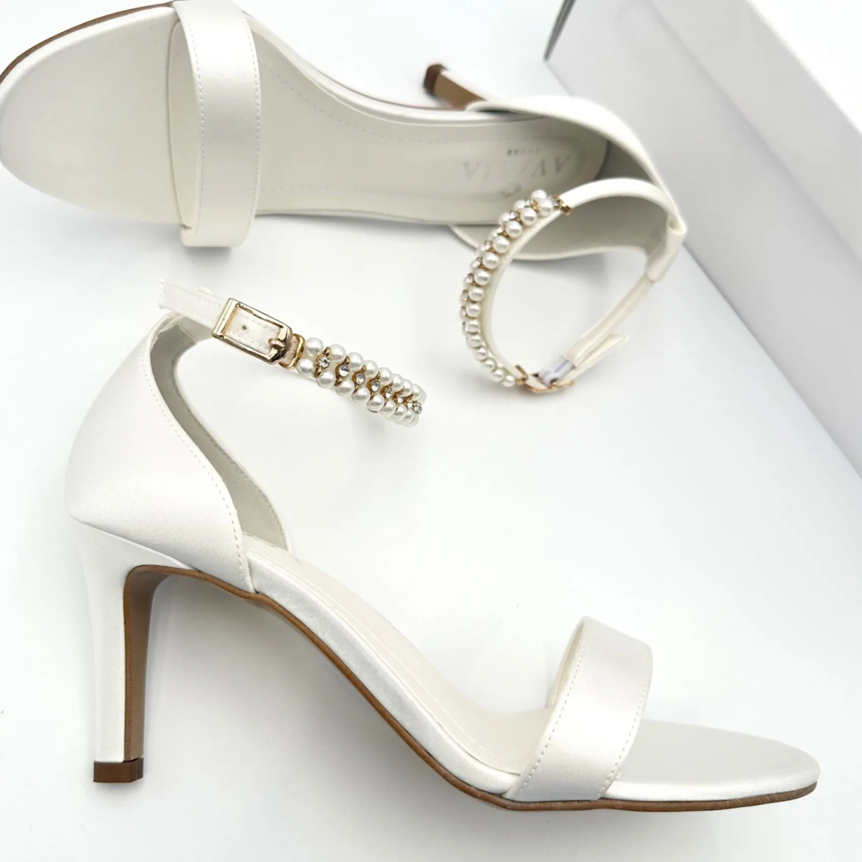 Avalia Shoes Avalia Elva Elfenbein Satin Barely There Perle Knöchelriemen Sandalen* Hochzeitsschuhe | Schuhe Mit Mittlerem Absatz
