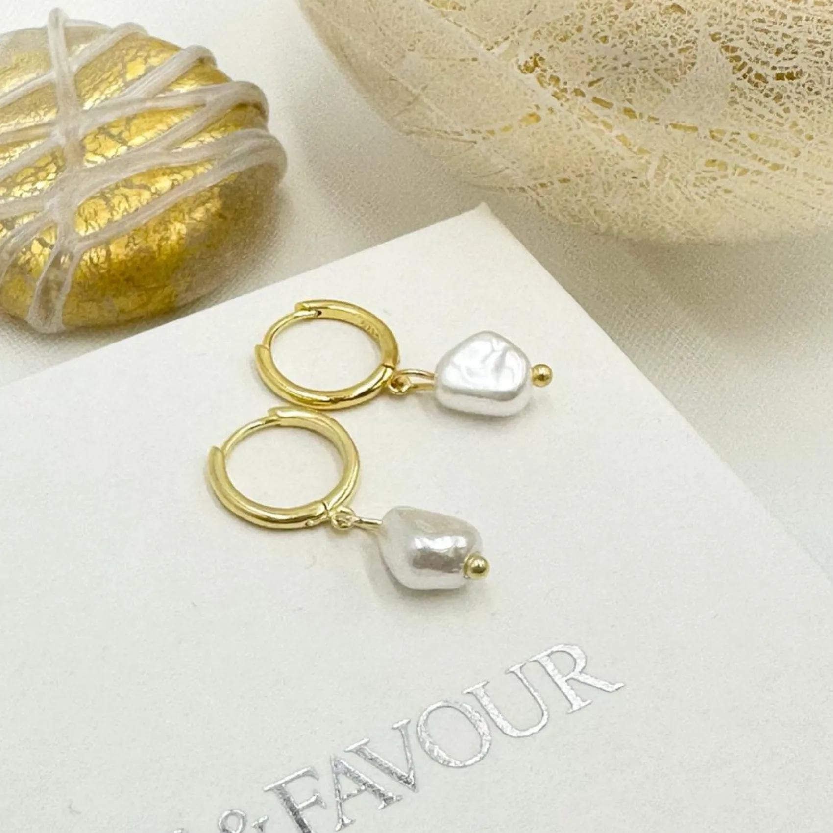 Lace & Favour Bali Gold Süßwasserperlen Huggie Hoop Ohrringe* Geschenke Für Brautjungfern | Geschenke Für Die Braut