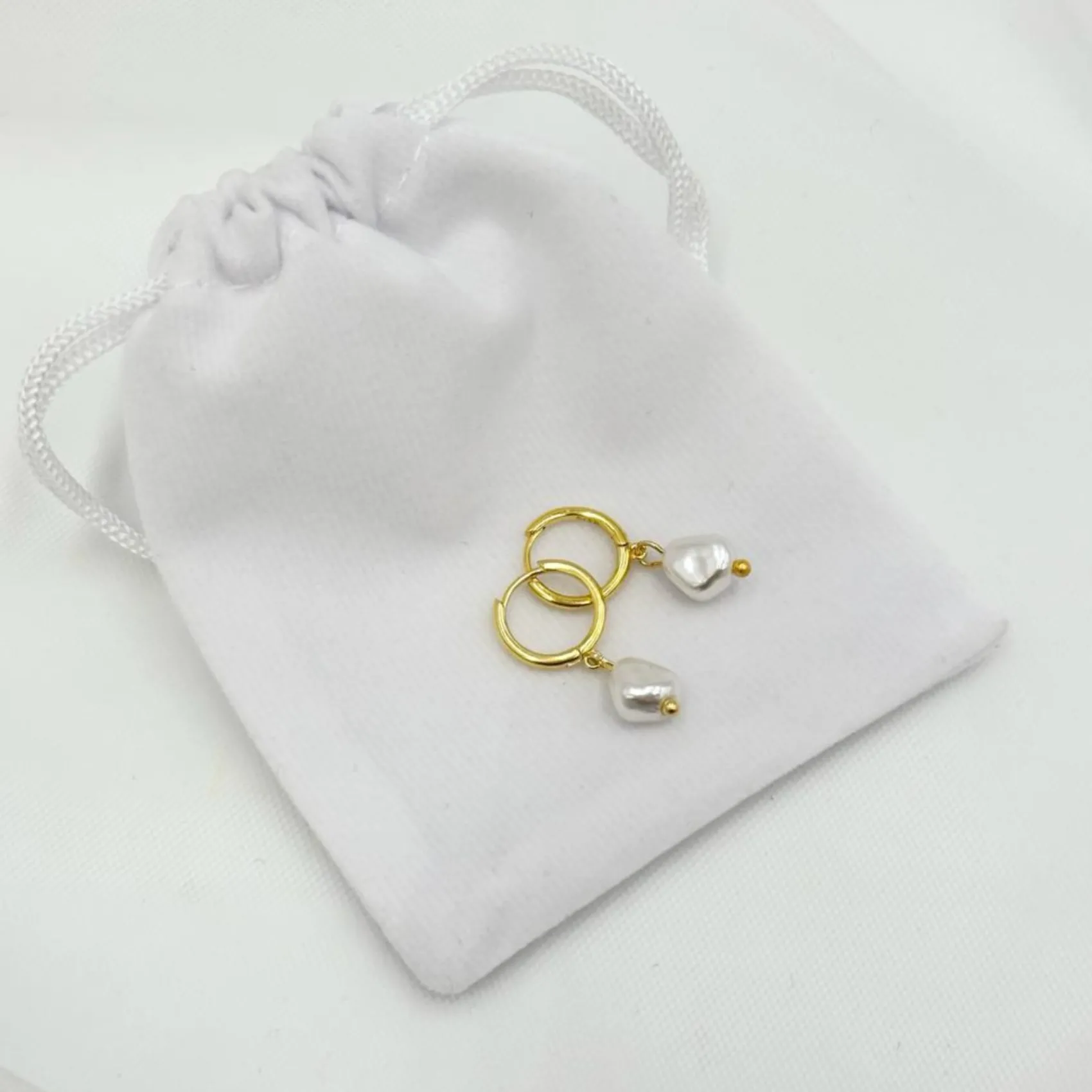 Lace & Favour Bali Gold Süßwasserperlen Huggie Hoop Ohrringe* Geschenke Für Brautjungfern | Geschenke Für Die Braut