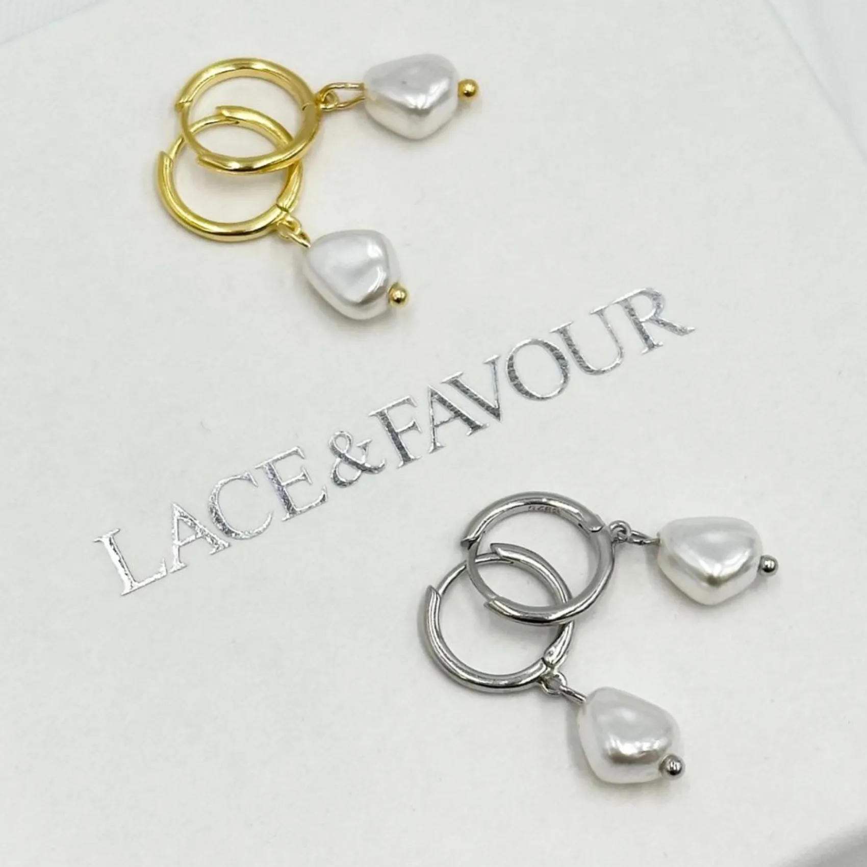 Lace & Favour Bali Gold Süßwasserperlen Huggie Hoop Ohrringe* Geschenke Für Brautjungfern | Geschenke Für Die Braut