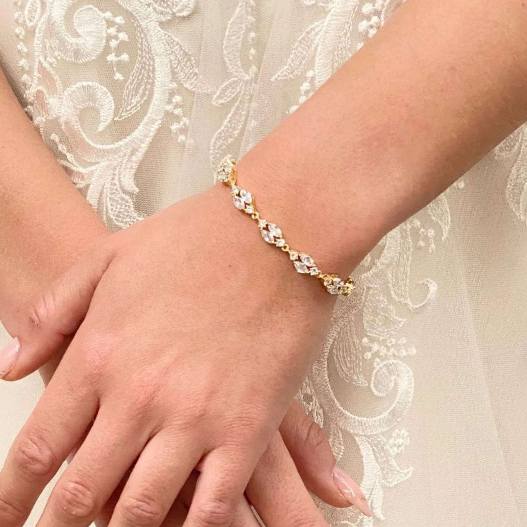 Lace & Favour Berkley Delicate Cubic Zirkonia Hochzeitsarmband (Gold)* Goldener Abschlussball-schmuck | Prom Armbänder