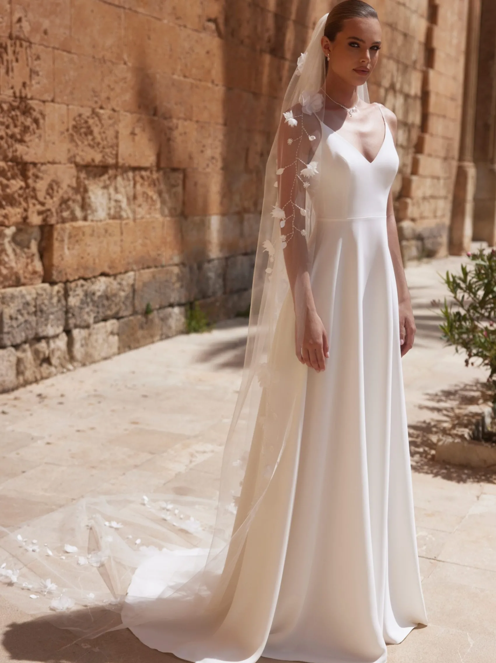Bianco Evento Bianco Elfenbein einreihig Floral bestickt Kathedrale Schleier S520* Einstufige Schleier | Kapelle Länge & Kathedrale Schleier