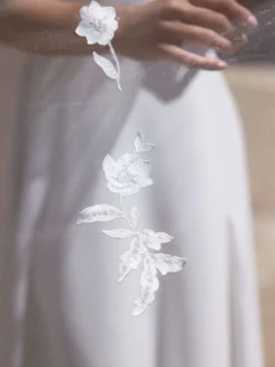 Bianco Evento Bianco Elfenbein einstufiger Kathedralenschleier mit Spitzenapplikationen S519* Einstufige Schleier | Kapelle Länge & Kathedrale Schleier