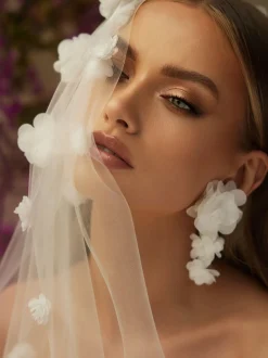 Bianco Evento Bianco Elfenbein einstufige Schnittkante kurzer Schleier mit 3D Blumen S493* Einstufige Schleier | Fingerspitzen-schleier