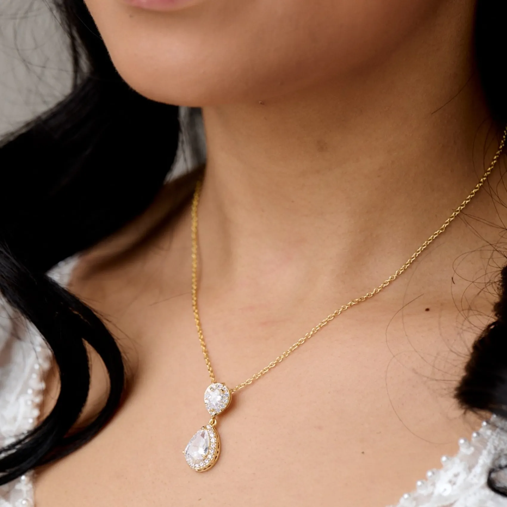 Lace & Favour Celeste Chic Anhänger Halskette mit Kristallverzierung (Gold)* Goldener Abschlussball-schmuck | Abschlussball-halsketten